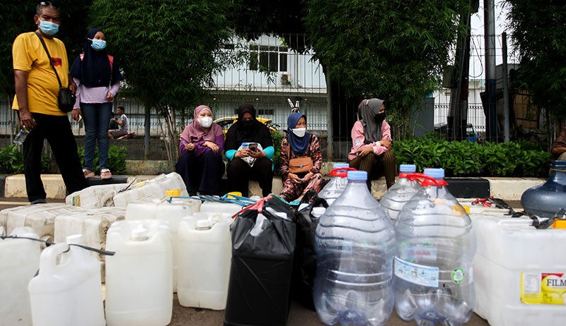 Ratusan Warga Antre Beli Minyak Goreng Curah Murah di Pasar Induk Cipinang - Bagian 3