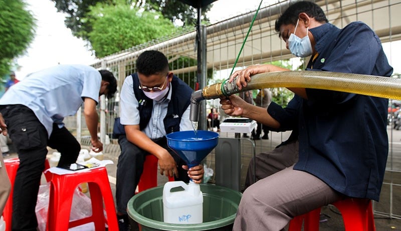 Ratusan Warga Antre Beli Minyak Goreng Curah Murah di Pasar Induk Cipinang - Bagian 4