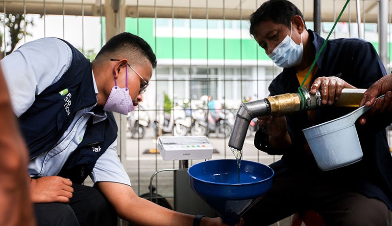 Ratusan Warga Antre Beli Minyak Goreng Curah Murah di Pasar Induk Cipinang - Bagian 5