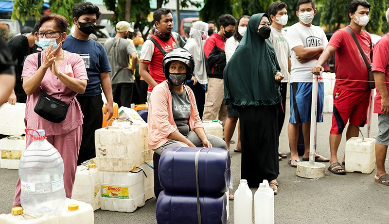 Ratusan Warga Antre Beli Minyak Goreng Curah Murah di Pasar Induk Cipinang - Bagian 1