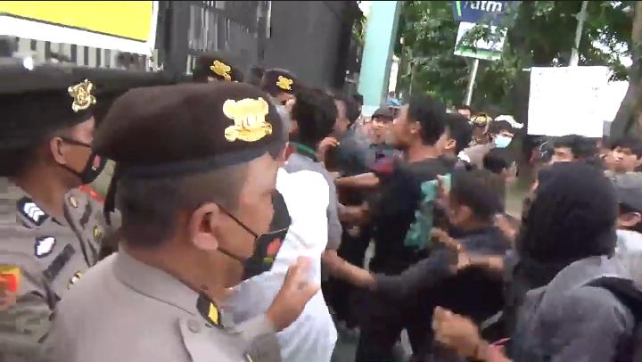 title Unjuk Rasa Minyak Goreng Ricuh, Mahasiswa Adu Jotos dengan Polisi Unjuk Rasa Minyak Goreng Ricuh, Mahasiswa Adu Jotos dengan Polisi