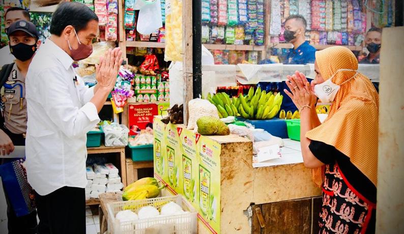 Cek Stok Kebutuhan Pokok di Pasar Magelang, Jokowi: Jangan sampai Harga Naik Terlalu Tinggi
