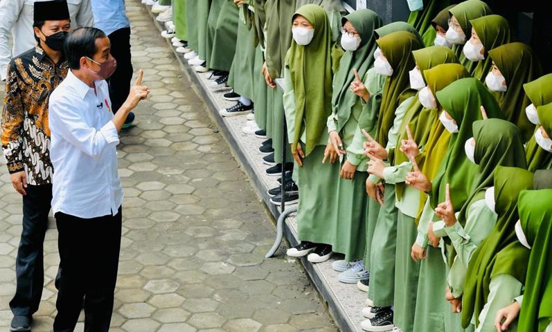 Kunjungi Ponpes API Magelang, Jokowi Puji Kedisiplinan Santri Terapkan Prokes