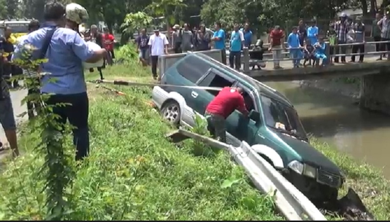 Tabrak Pembatas Jalan, Minibus di Jombang Terjun ke Sungai 