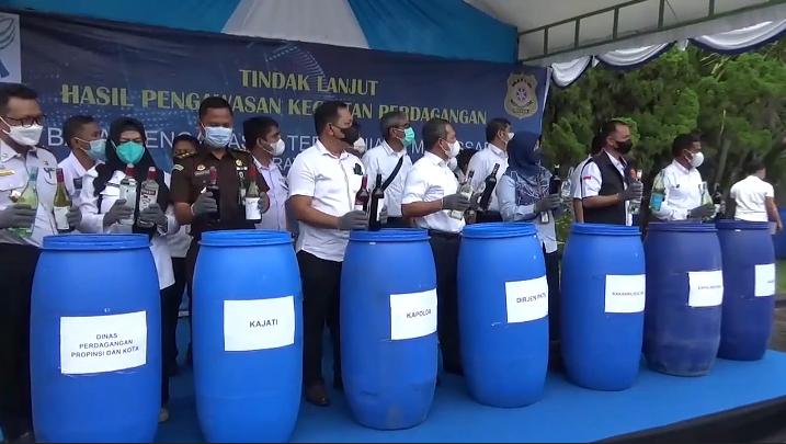 Ribuan Botol Miras dan Barang Impor Ilegal Bernilai Ratusan Juta Dimusnahkan