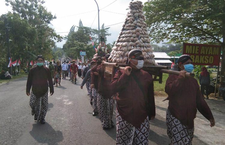 Kirab Gunungan Apem dan Hasil Bumi, Warga Kaliagung Kulonprogo Lestarikan Tradisi Nyadran Agung 