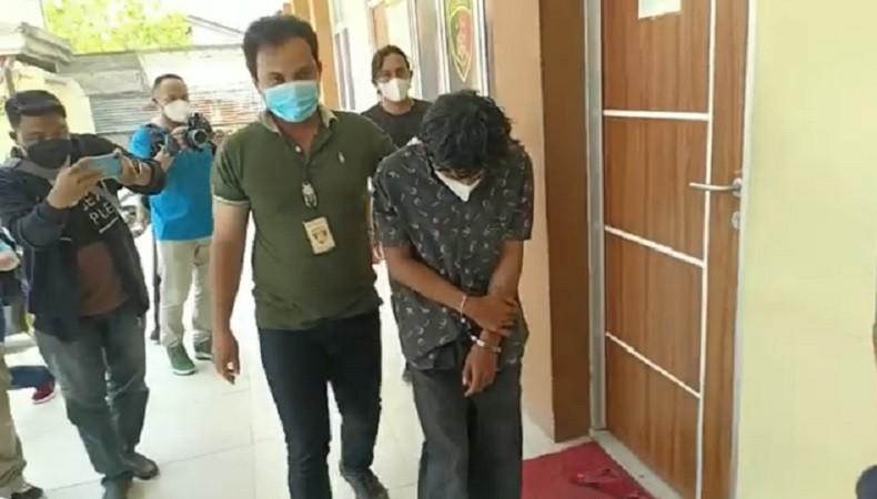 title Pelaku Pembongkaran Makam di Pontianak Ditangkap, Punya Riwayat Gangguan Jiwa Pelaku Pembongkaran Makam di Pontianak Ditangkap, Punya Riwayat Gangguan Jiwa