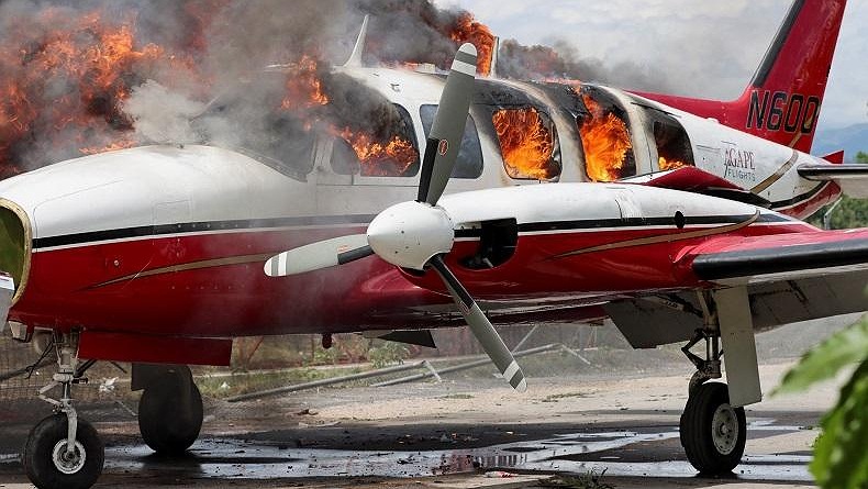 Protes Aksi Kejahatan Ricuh, Demonstran Masuk Bandara lalu Bakar Pesawat