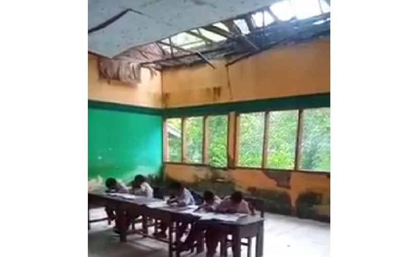title Ngeri, Ratusan Siswa SD di Bima Belajar dengan Atap Nyaris Ambruk Ngeri, Ratusan Siswa SD di Bima Belajar dengan Atap Nyaris Ambruk