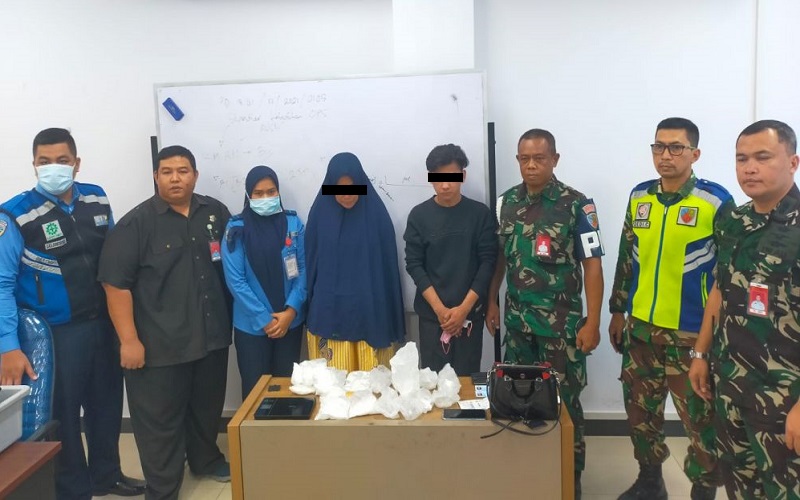 title 2 Mahasiswa Simpan Sabu 1,6 Kg di Perut Diikat Korset, Ditangkap di Bandara Pekanbaru 2 Mahasiswa Simpan Sabu 1,6 Kg di Perut Diikat Korset, Ditangkap di Bandara Pekanbaru