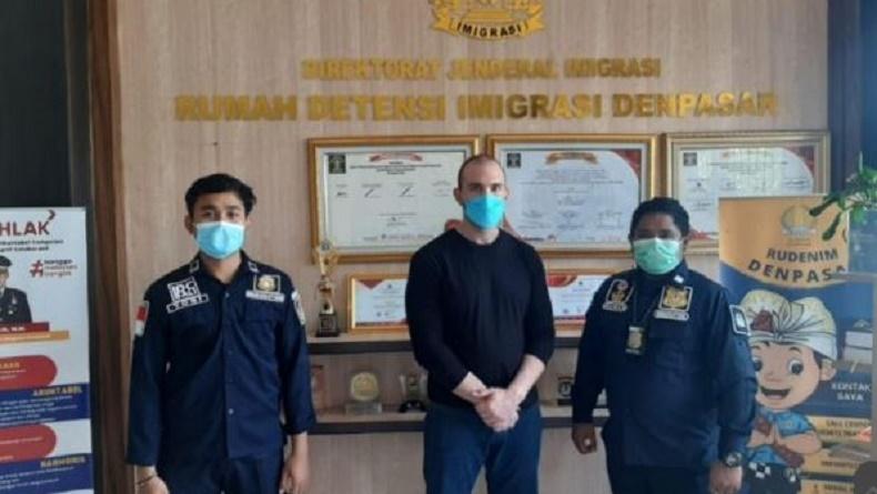 title Bebas usai Dipenjara Kasus Sabu dan Senjata Api, Bule Prancis Dideportasi Bebas usai Dipenjara Kasus Sabu dan Senjata Api, Bule Prancis Dideportasi