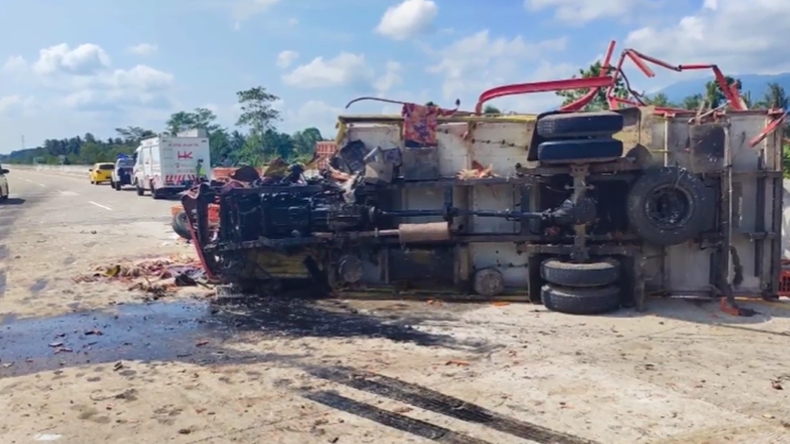 Truk Pengangkut Ayam Tabrak Fuso di Tol Trans Sumatera, Puluhan Nyawa Melayang