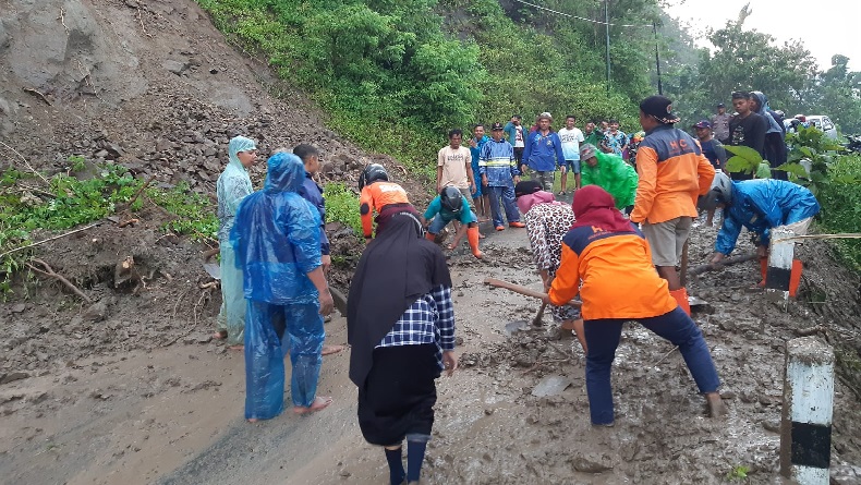 Hujan Deras Picu Tanah Longsor Tutup Jalan Provinsi di Gedangsari Gunungkidul