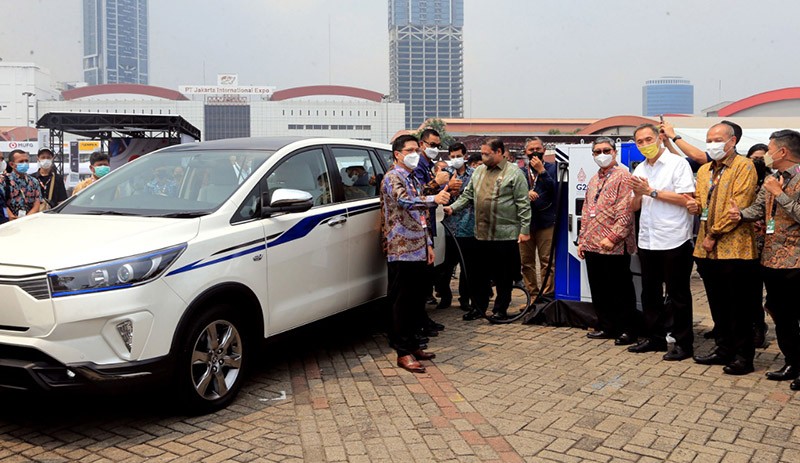 Foto-Foto Menko Airlangga Hartarto Jajal Mobil Listrik Toyota Innova   - Bagian 3
