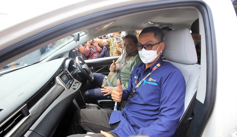 Foto-Foto Menko Airlangga Hartarto Jajal Mobil Listrik Toyota Innova   - Bagian 2