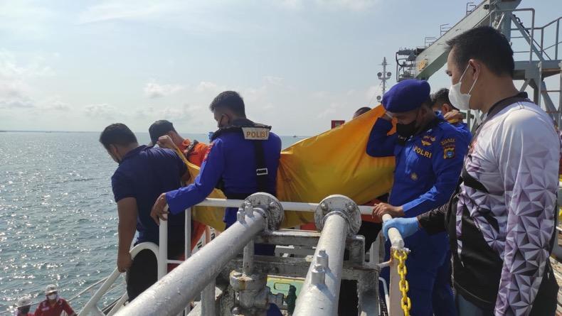 title ABK Kapal MT Sinar Mandalika Meninggal saat Berlayar, Petugas Muntok Evakuasi Jenazah ABK Kapal MT Sinar Mandalika Meninggal saat Berlayar, Petugas Muntok Evakuasi Jenazah