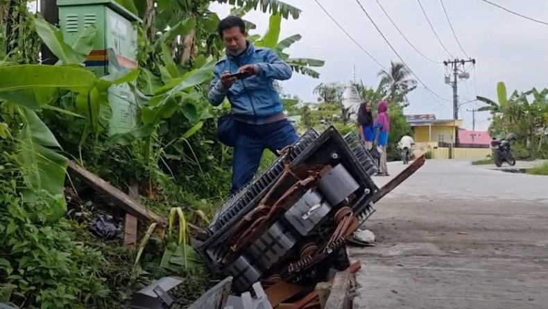 title Satu Kampung di Medan Mati Lampu, Ternyata Trafo PLN Dicuri Sekelompok Orang Satu Kampung di Medan Mati Lampu, Ternyata Trafo PLN Dicuri Sekelompok Orang