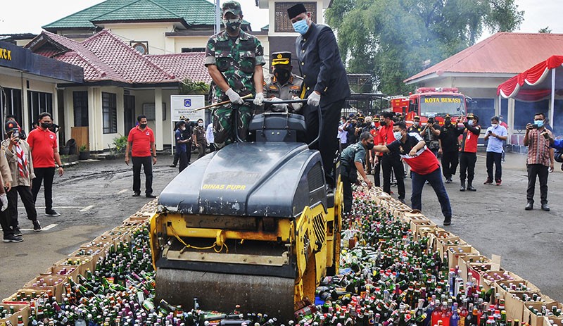 32,7 Kg Ganja Dibakar di Halaman Polres Metro Bekasi Kota - Bagian 3