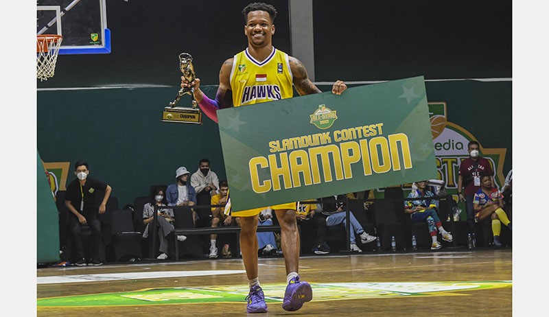 Kocak, Pebasket IBL Jarron Crump Slam Dunk Sambil Pakai Helm dan Menang - Bagian 4