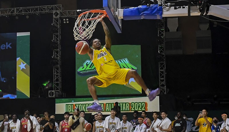 Kocak, Pebasket IBL Jarron Crump Slam Dunk Sambil Pakai Helm dan Menang - Bagian 3
