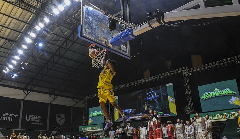 Kocak, Pebasket IBL Jarron Crump Slam Dunk Sambil Pakai Helm dan Menang - Bagian 2