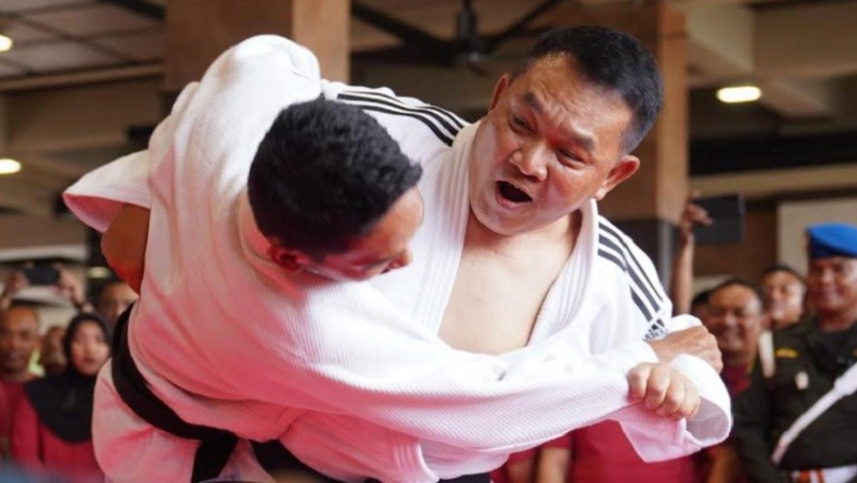 Momen Jenderal Dudung Banting Lawan dengan Teknik Bela Diri Judo 