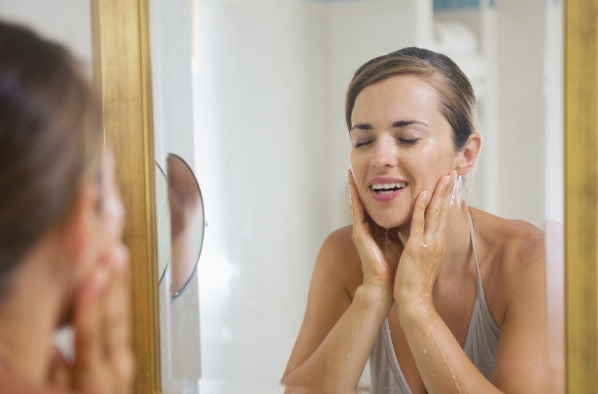  Ini Kebiasaan saat Mandi yang Bisa Pengaruhi Kesehatan Kulit