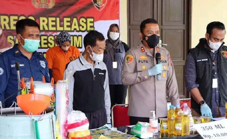 title Jual Minyak Goreng Curah Ilegal, Perempuan di Murung Raya Ditangkap Polisi Jual Minyak Goreng Curah Ilegal, Perempuan di Murung Raya Ditangkap Polisi