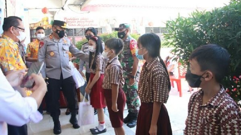 Usai Vaksin, Siswa SD Dapat Bingkisan Manis dari Kapolda Sulut