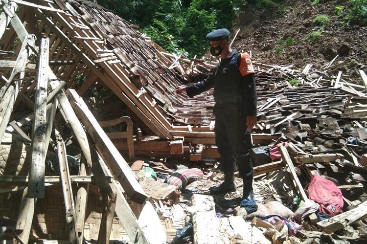  Nenek di Kulonprogo Tewas Tertimpa Reruntuhan Rumah yang Roboh Akibat Longsor