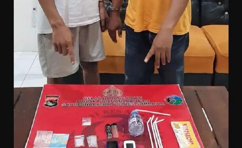 title Digerebek Polisi, 2 Pengedar Narkoba di Sumbawa Tertangkap Basah Lagi Asyik Nyabu Digerebek Polisi, 2 Pengedar Narkoba di Sumbawa Tertangkap Basah Lagi Asyik Nyabu