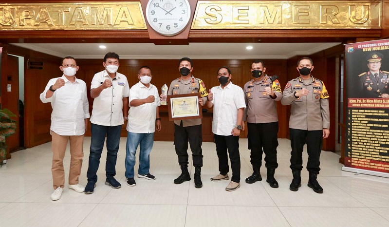 Kapolda Jatim Irjen Pol Nico Afinta Dapat Penghargaan PWI Jatim Award