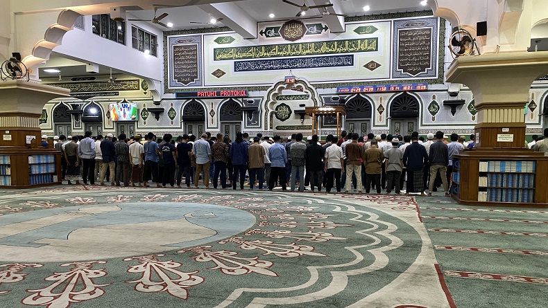 Masjid Agung Al Azhar Gelar Tarawih Malam Ini, Jemaah Masih Sepi Masjid Agung Al Azhar Gelar Tarawih Malam Ini, Jemaah Masih Sepi
