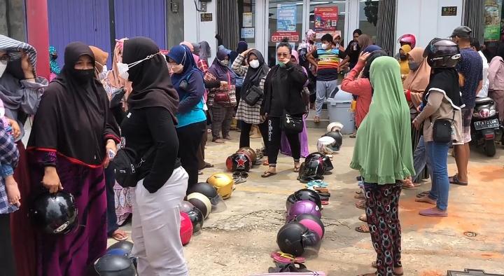 Sandal dan Helm di Berau Antre Minyak Goreng