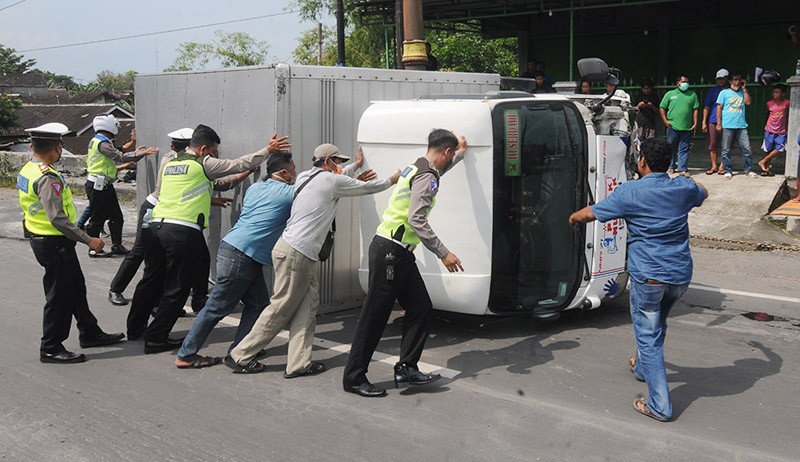 Kecelakaan 3 Truk dan Mobil di Jalan Solo-Jogja - Bagian 1