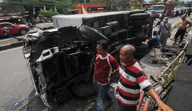 Kecelakaan 3 Truk dan Mobil di Jalan Solo-Jogja - Bagian 2