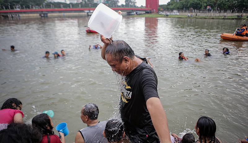 Tradisi Keramas Bersama Jelang Ramadan di Sungai Cisadane - Bagian 2