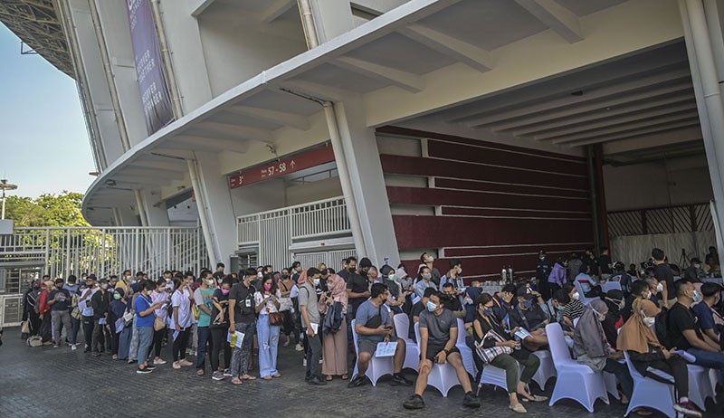 Antusiasme Warga Ikuti Vaksinasi Booster di GBK - Bagian 1