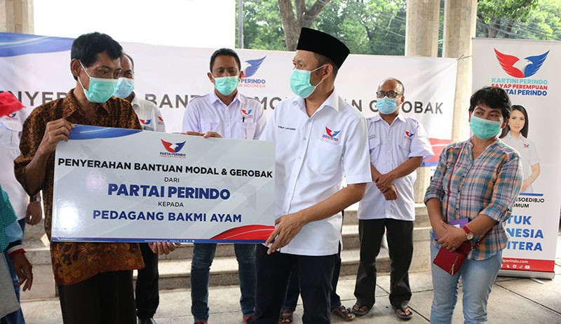 Partai Perindo Berikan Gerobak kepada Pedagang Nasi Uduk dan Mie Ayam - Bagian 3