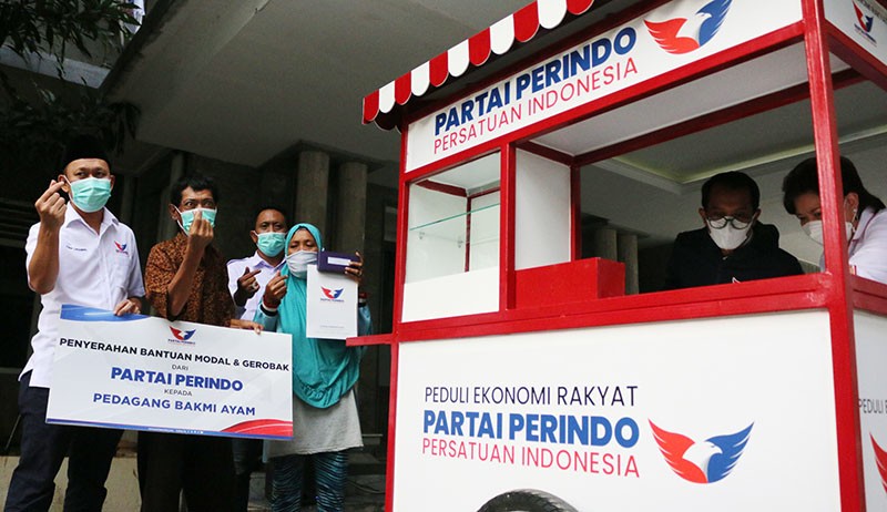 Partai Perindo Berikan Gerobak kepada Pedagang Nasi Uduk dan Mie Ayam - Bagian 1