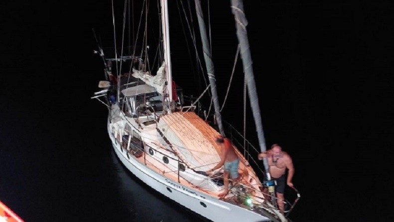 Tim SAR Evakuasi Kapal Berpenumpang 2 Warga Australia di Perairan Pulau Teor