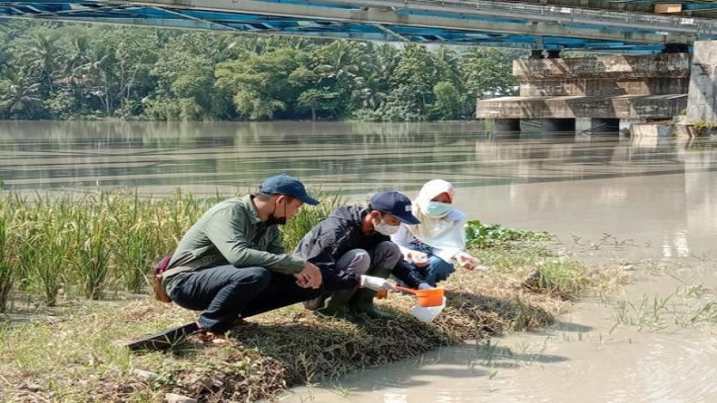 Fenomena Ribuan Ikan Mati di Sungai Serayu, DLH Banyumas Ambil Sampel Air