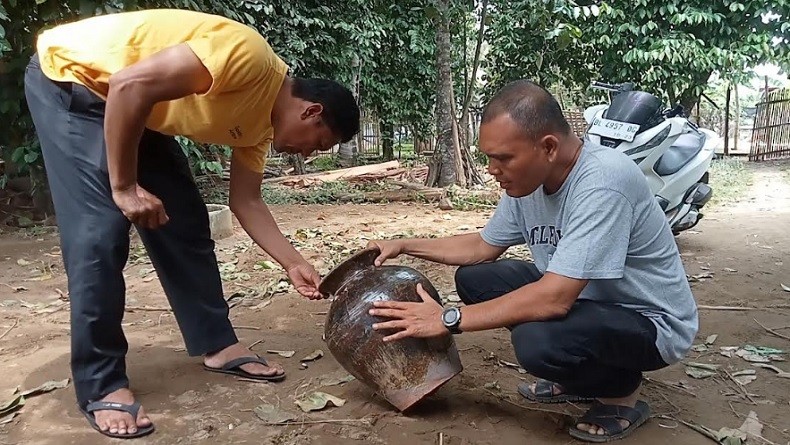 Desa Cot Lheue Rheng Aceh Heboh, Warga Temukan Guci Kuno saat Gali Tambak
