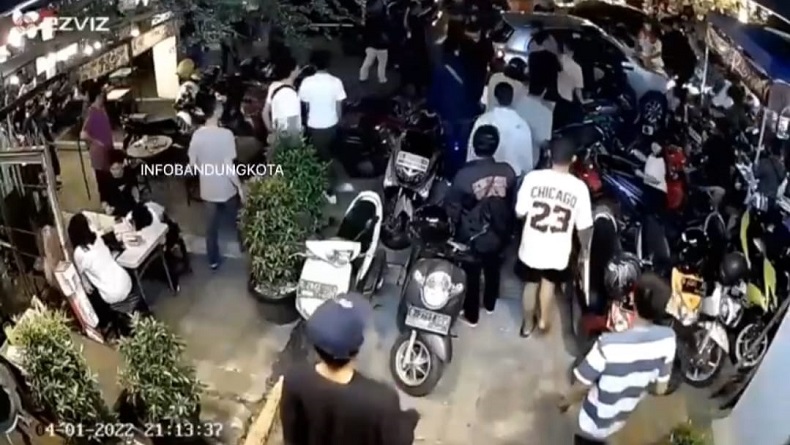 Kronologi Mobil Tabrak Gerobak dan Motor Diamuk Massa Beringas di Lengkong Kecil Bandung