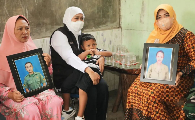 Takziah ke Rumah Sertu Eka di Sidoarjo, Gubernur Khofifah Sampaika Duka Mendalam