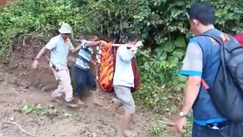 Tanah Longsor di Cilacap, Warga yang Sakit Dievakuasi dengan Tandu