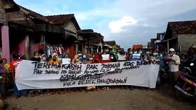 Warga di Kampung Nelayan Kendal Bentangkan Spanduk untuk Jokowi, Isinya Apa? 