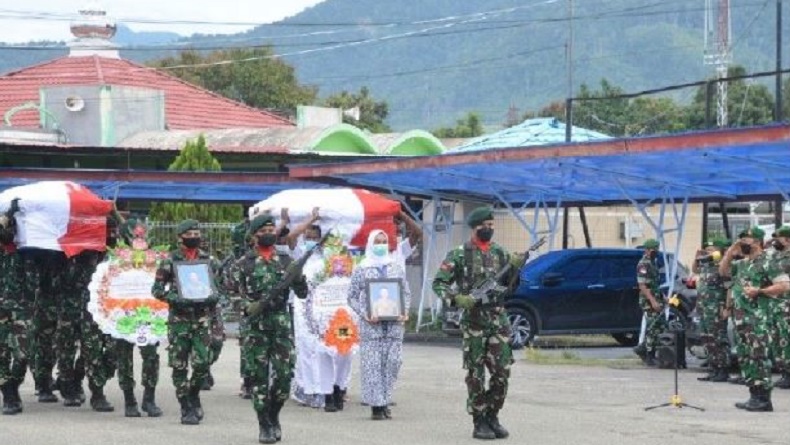 Dilepas dengan Upacara Militer, Prajurit TNI dan Bidan Gugur di Papua Dibawa ke Jatim