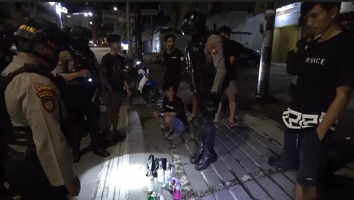 Bubarkan Paksa Pesta Miras di Tepi Jalan, Polisi Temukan Anak di Bawah Umur Bawa Alat Kontrasepsi 