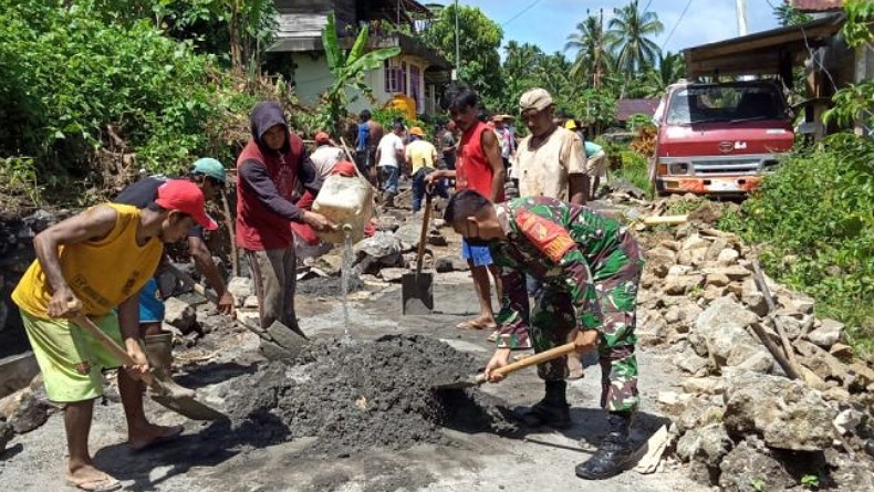 Babinsa di Pulau Tagulandang Sulut Membaur Bantu Warga Bangun Talud Jalan